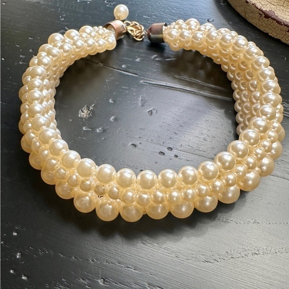 VINTAGE, 7 STRAND, FAUX PEARL CHOKER. SOME STRANDS HAVE SEPARATED. - Picture 2 of 8